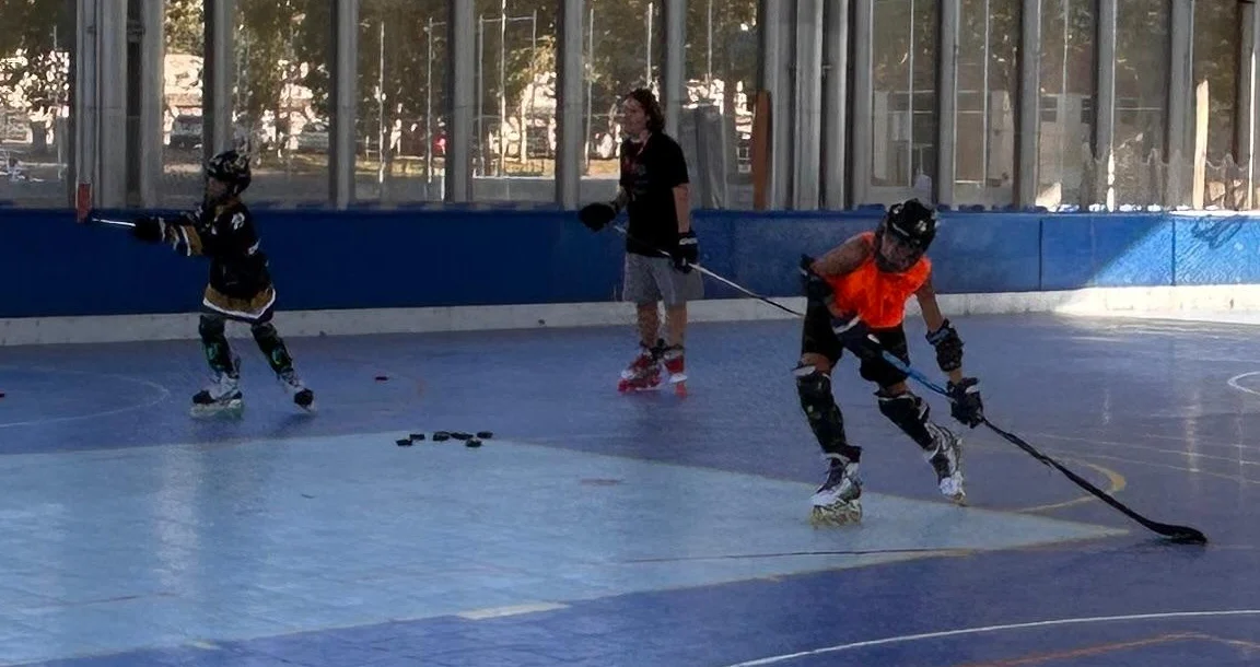 Jugadores practicando con el stick junto a un entrenador durante la sesión del 11 de septiembre de Uroloki.
