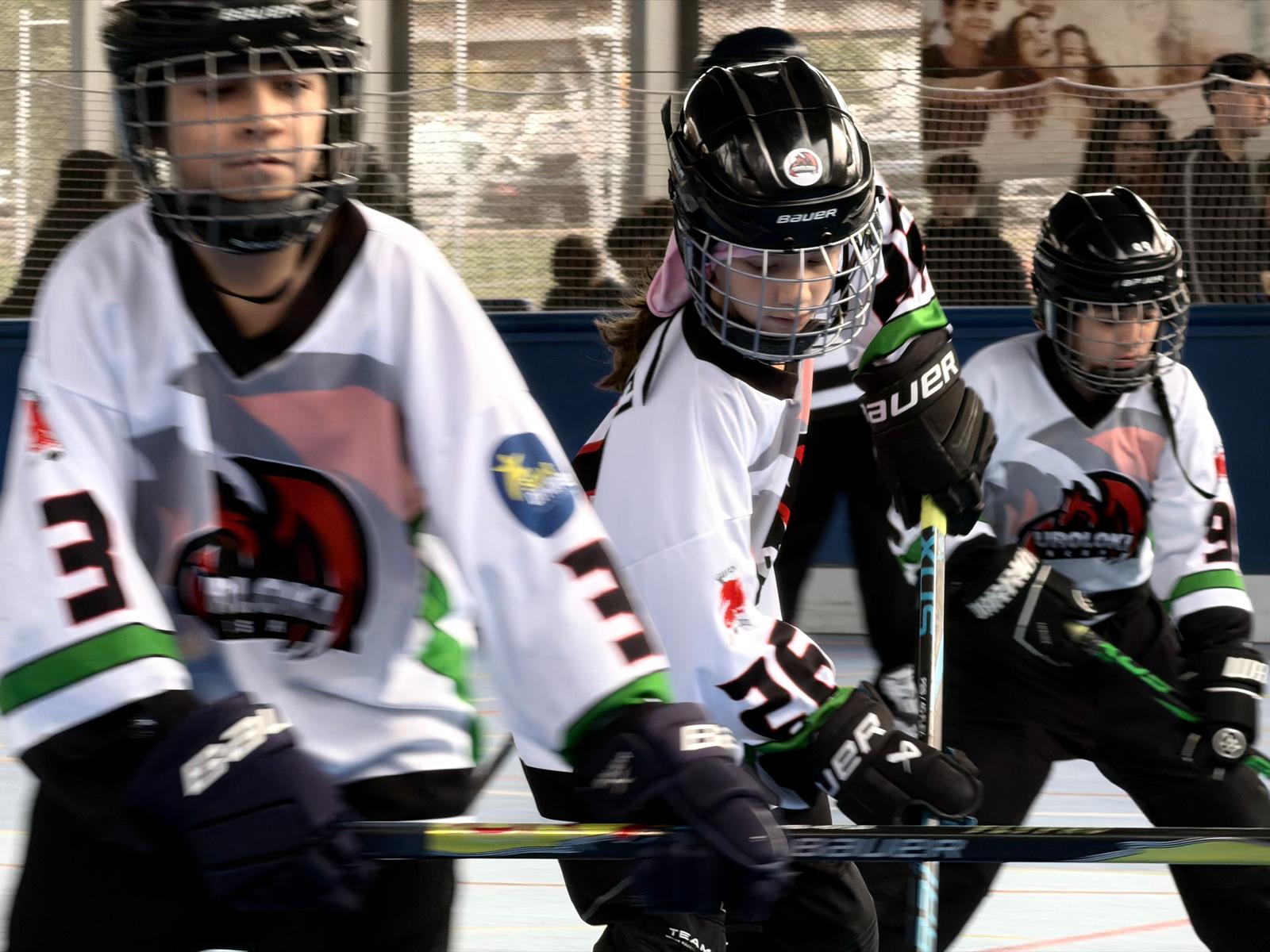 Jugadores de Uroloki en acción durante un partido de hockey línea