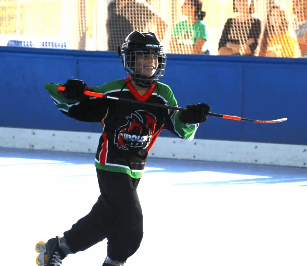 niño jugando hockey línea en Barcelona con Uroloki