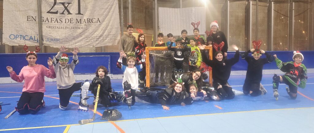 Grupo de niños con equipación de hockey línea celebrando un entrenamiento de Navidad con Uroloki Hockey Línea en Barcelona