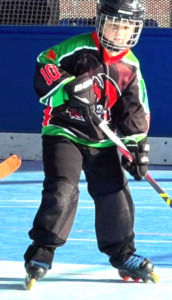 Jugador de hockey línea formado en elclub Uroloki patinando durante un partido en Barcelona