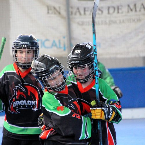 Jugadores de Uroloki celebrando en una pista de hockey línea en Barcelona.