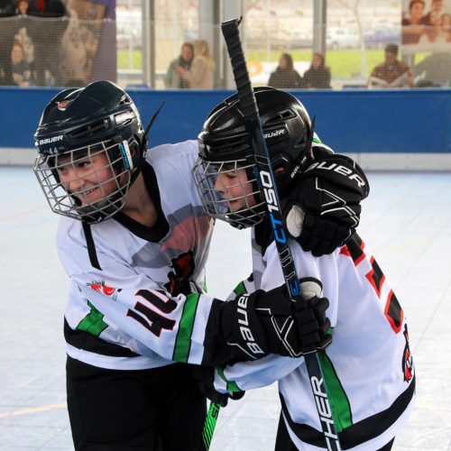 niños de Uroloki celebrando en un partido de hockey línea en Barcelona
