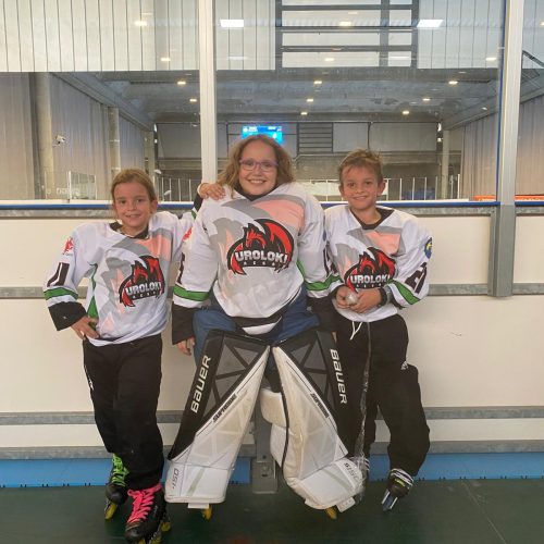 niños del club Uroloki en Barcelona disfrutando del hockey línea en equipo