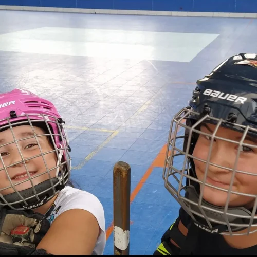 niños en clases de patinaje y hockey línea en Barcelona con Uroloki